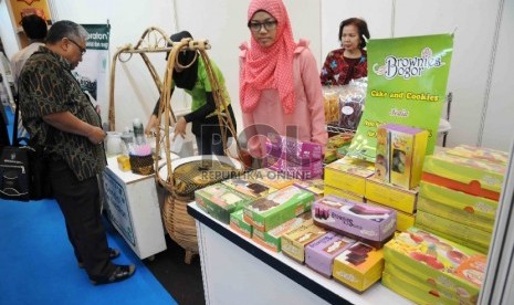  Pengunjung melihat produk yang dipamerkan dalam pembukaan Indonesia Halal Business & Food (IHBF) Expo di Jakarta Convention Center (JCC), Senayan, Jakarta, Jumat (4/12).  (Republika/Agung Supriyanto)