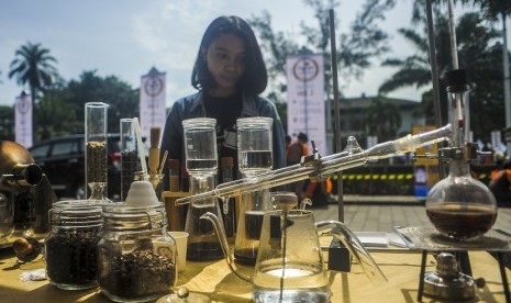 Pengunjung melihat proses penyeduhan kopi pada acara Sosialiasasi Budaya Minum Kopi 