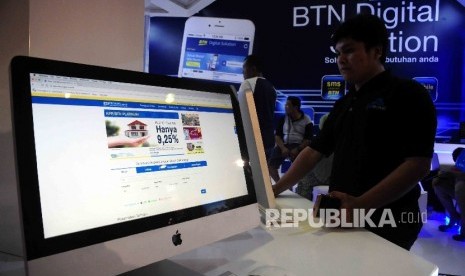 Pengunjung melihat rumah menggunakan fasilitas BTN Digital Solution saat pameran properti PT Bank Tabungan Negara (BTN) di Jakarta Convention Center (JCC), Jakarta, Ahad (14/8).  (Republika/Agung Supriyanto)