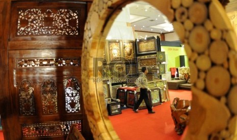 Pengunjung melihat salah satu produk furnitur saat pameran 