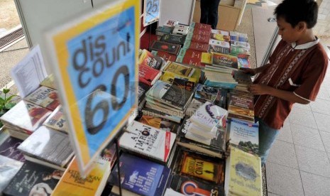 Pengunjung melihat salah satu stan saat berlangsungnya Republika Ramadhan Fair 2014 di Masjid Attin, Jakarta, Jumat (27/6). (Republika/Edwin Dwi Putranto)