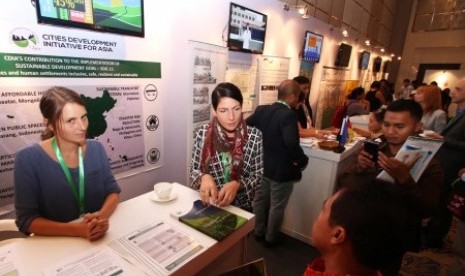 Pengunjung melihat salah satu stand pameran di Asia Pasifik Urban Forum (APUF) ke-6 di Jakarta, Senin (19/10). 