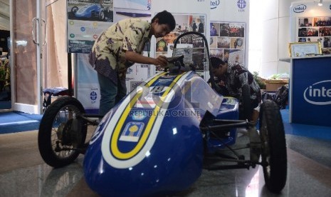 Pengunjung melihat sebuah mobil listrik karya ilmu pengetahuan mahasiswa di Indonesia Science Expo yang diadakan di Auditorium LIPI, Jakarta, Kamis (8/10).     (Republika/Raisan Al Farisi)