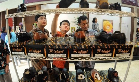 Pengunjung melihat sepatu kulit yang dijual dalam pameran produk unggulan Industri Kecil dan Menengah (IKM) di Plasa Pameran Industri, Kementerian Perindustrian, Jakarta, Selasa (16/6).(Republika/Agung Supriyanto)