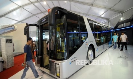 Pengunjung melihat shuttel bus bandara dengan desain baru di hari terakhir pameran Indonesia International Motor Show (IIMS)