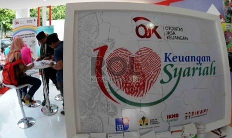 Pengunjung melihat stand OJK Syariah saat pembukaan Pasar Rakyat Syariah di Senayan, Jakarta, Sabtu (13/6).(Republika/Agung Supriyanto)