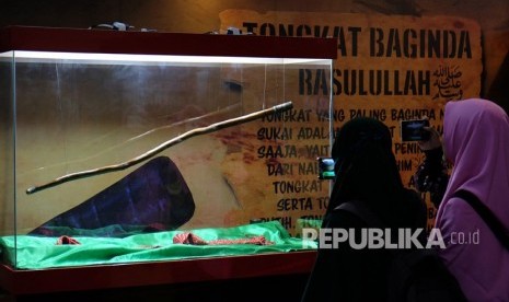 Pengunjung melihat tongkat Nabi Muhammad SAW pada Pameran Artefak Asli Rasulullah dan Para Sahabat di Medan, Sumatera Utara, Selasa (15/1/2019).