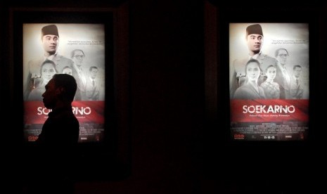 pengunjung melintas di depan jajaran poster pada gala premiere film karya Sutradara Hanung Bramantyo berjudul 