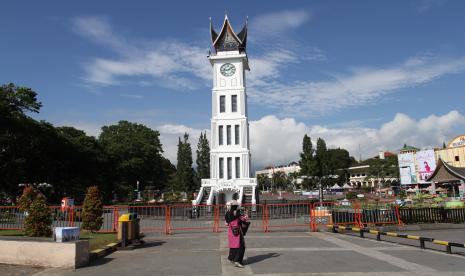 Pengunjung melintas di pedestrian objek wisata Jam Gadang di Bukittinggi, Sumatra Barat.