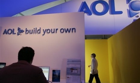 Pengunjung melintas di stand pameran AOL Inc di Las Vegas.