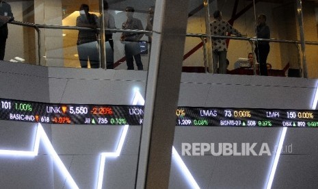 Pengunjung melintas didekat layar pergerakan Indeks Harga Saham Gabungan (IHSG) di Gedung Bursa Efek Indonesia (BEI) Jakarta, Jumat (2/6). 