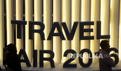 Pengunjung melintas saat digelar Travel Fair 2016 di Jakarta, Jumat (11/3).  (Republika/Tahta Aidilla)