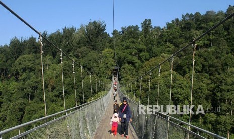 Pengunjung melintasi jembatan gantung panjang di kawasan Taman Nasional Gunung Gede dan Pangrango, di Sukabumi, Jawa Barat, Senin (18/6).Pendakian ke Gunung Gede Pangrango di Cianjur, Jawa Barat, ditutup sementara hingga 20 Juli atau selama PPKM Darurat, sebagai upaya menekan penularan COVID-19 karena trennya meningkat sejak tiga bulan terakhir.