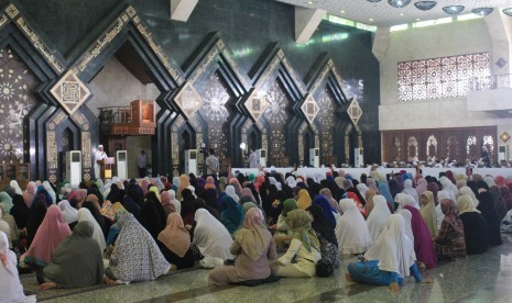 Pengunjung memadati acara acara Tabligh Akbar Tahun Baru Hijriah 1 Muharram 1439 yang diselenggaralan 'Rasil Network'  di Masjid Agung At-Tin Taman Mini, Jakarta, Kamis (21/9).