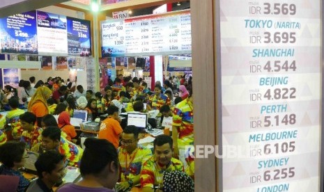 Pengunjung memadati agen perjalanan yang memberi diskon tiket di acara travel fair.