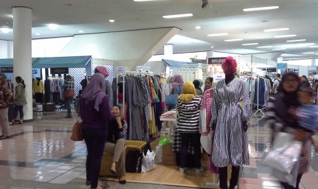 Pengunjung memadati ajang Indonesia Hijab Fest 2015