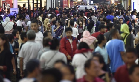 Pengunjung memadati area Jakarta Fair Kemayoran 2017 di Jakarta.