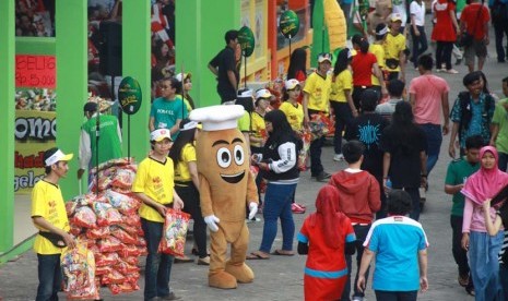 Pengunjung memadati area pameran Jakarta Fair Kemayoran 2014 di arena JIEXpo, Jakarta, Jumat (6/6).