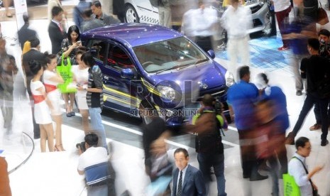  Pengunjung memadati arena Indonesia International Motor Show (IIMS) 2013 di JIExpo Kemayoran, Jakarta, Kamis (19/9).  (Republika/Aditya Pradana Putra)