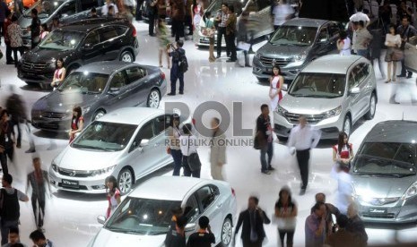  Pengunjung memadati arena Indonesia International Motor Show (IIMS) 2013 di JIExpo Kemayoran, Jakarta, Kamis (19/9).  (Republika/Aditya Pradana Putra)