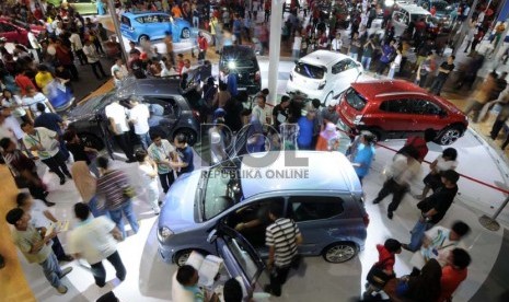  Pengunjung memadati arena pameran Indonesia International Motor Show (IIMS) 2013 di JIexpo, Jakarta, Ahad (22/9).  (Republika/Aditya Pradana Putra)