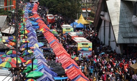  Pengunjung memadati arena pedagang kaki lima (PKL) Pasar Tanah Abang, Jakarta, Selasa (1/5). 