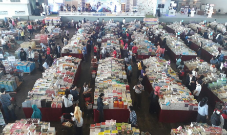 Pengunjung memadati bazar buku Big Bad Wolf di Gedung JX Internasional Surabaya, Kamis (28/9).