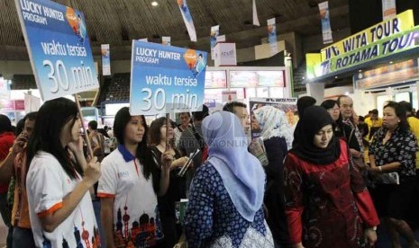  Pengunjung memadati Garuda Indonesia Travel Fair (GATF) 2014 di JCC, Jakarta, Jumat (12/9).  (Republika/ Yasin Habibi)