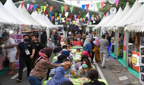 Pengunjung memadati gerai makanan pada Festival Kuliner Medan 2022 di Medan, Sumatera Utara, Selasa (19/7/2022). Festival yang mengangkat tema The Kitchen of Asia dengan menyajikan kuliner khas dari sejumlah negara dan sempat ditiadakan selama dua tahun terakhir akibat pandemi COVID-19 itu digelar kembali pada tahun ini. 