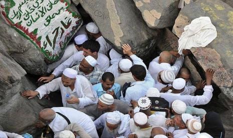  Tujuh Tempat Situs Ziarah Jamaah Haji di Madinah dan Makkah. Foto:  Pengunjung memadati gua Hira di Makkah.