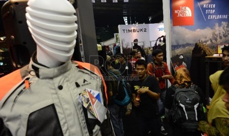 Pengunjung memadati hari pertama pameran Indonesia Outdoor Festival yang diselenggarakan di Istora Senayan, Jakarta Selatan, Rabu (1/4). (Republika/Raisan Al Farisi)