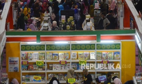 Pengunjung memadati hari terakhir Islamic Book Fair (IBF) 2016, Jakarta, Ahad (6/3). (Republika/Raisan Al Farisi)