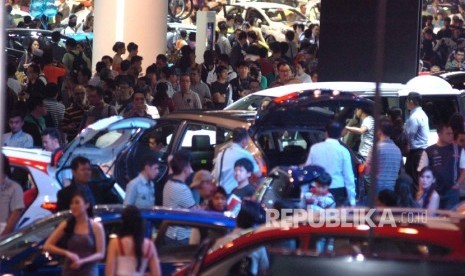 Pengunjung memadati Indonesia International Motor Show atau IIMS (ilustrasi) 