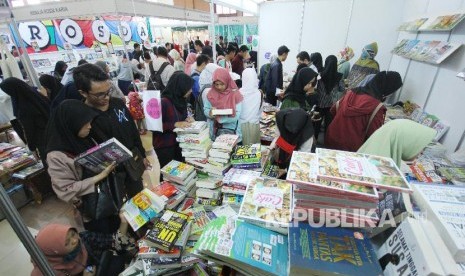 Pengunjung memadati Jabar Book Fair 2018 yang digelar Ikatan Penerbit Indonesia (IKAPI) dan Pemprov Jawa Barat, di Gedung Landmark, Jalan Braga, Kota Bandung (ilustrasi)