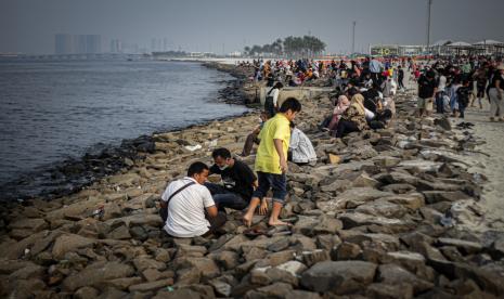 Pengunjung memadati kawasan wisata Pantai Pasir Putih di PIK 2, Kabupaten Tangerang, Banten, Sabtu (2/7/2022). Objek wisata alternatif tersebut kembali dibuka setelah sempat tutup sementara akibat COVID-19. 