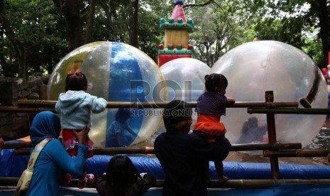 Pengunjung memadati Kebun Binatang Bandung di jalan Taman Sari Bandung, Jawa Barat, Jumat (9/8). 