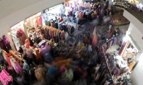 Pengunjung memadati kios-kios yang menjual pakaian di Pasar Tanah Abang, Jakarta Pusat, Ahad (28/6). 