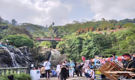 Pengunjung memadati Lokawisata Baturraden di hari kedua Lebaran. Tiga Objek Wisata di Banyumas Gratiskan Tiket Masuk untuk Anak