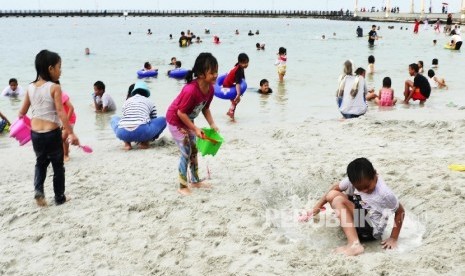 Pengunjung memadati Pantai Ancol Jakarta, Kamis (5/5).  (Republika/Darmawan)