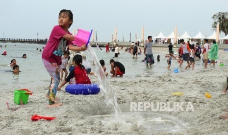 Pengunjung memadati Pantai Ancol Jakarta, Kamis (5/5).  (Republika/Darmawan)