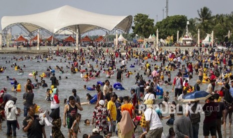 Pengunjung memadati Pantai Karnaval Ancol, Jakarta, Kamis (6/6/2019).