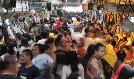  Pengunjung memadati Pasar Beringharjo untuk membeli pakaian batik saat mengunjungi Yogyakarta, Sabtu (31/12). Omzet penjualan pakaian batik selama musim liburan akhir tahun mengalami peningkatan 50-100 persen dibandingkan hari biasa.