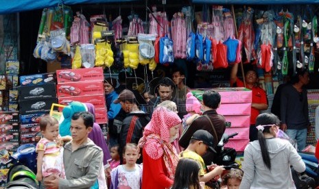   Pengunjung memadati pusat penjualan mainan anak di Pasar Gembrong, Prumpung, Jakarta Timur, Kamis (31/7).  (Republika/ Yasin Habibi)