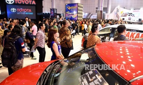 Pengunjung memadati salah satu stan pada Gaikindo Indonesia International Auto Show (GIIAS) 2019 di Surabaya, Jawa Timur, Jumat (29/3/2019). 