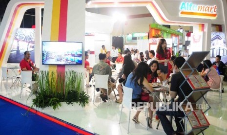 Pengunjung memadati salah satu stand waralaba saat pameran Franchise & License Expo Indonesia 2016 di Jakarta Convention Center (JCC) Senayan Jakarta, Ahad (4/9). (Republika/ Agung Supriyanto)