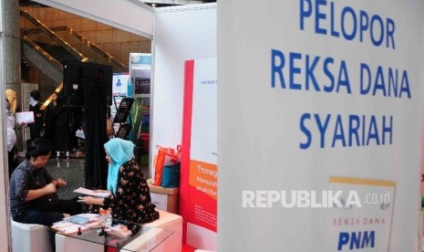 Pasar Modal Syariah Alternatif Sumber Dana UMKM Halal. Pengunjung memadati stan perbankan syariah dalam Festival Pasar Modal Syariah di Bursa Efek Indonesia (BEI), Jakarta, Rabu (30/3). (Republika/Agung Supriyanto)