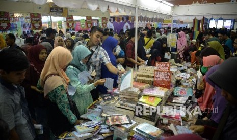  Pengunjung memadati stand buku di Pameran Islamic Book Fair (IBF) 2017 di JCC, Sabtu (6/6). 