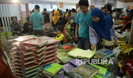 Pengunjung memadati stand buku di Pameran Islamic Book Fair (IBF) 2017 di JCC, Sabtu (6/6). 