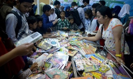 Pengunjung memadati stand buku di Pameran Islamic Book Fair (IBF) 2017 di JCC, Sabtu (6/6).