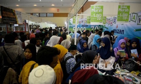 Harga kerta terus naik, penerbit buku terpaksa menaikkan harga buku. Tampak suasana Islamic Book Fair (IBF) tahun 2017.